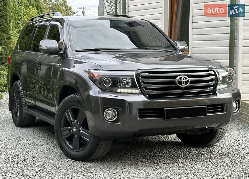 2012 toyota land cruiser 200