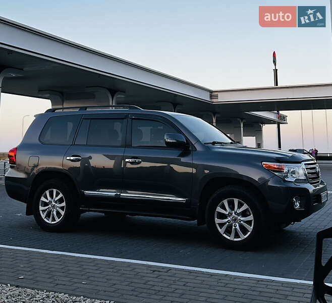 2012 toyota land cruiser 200