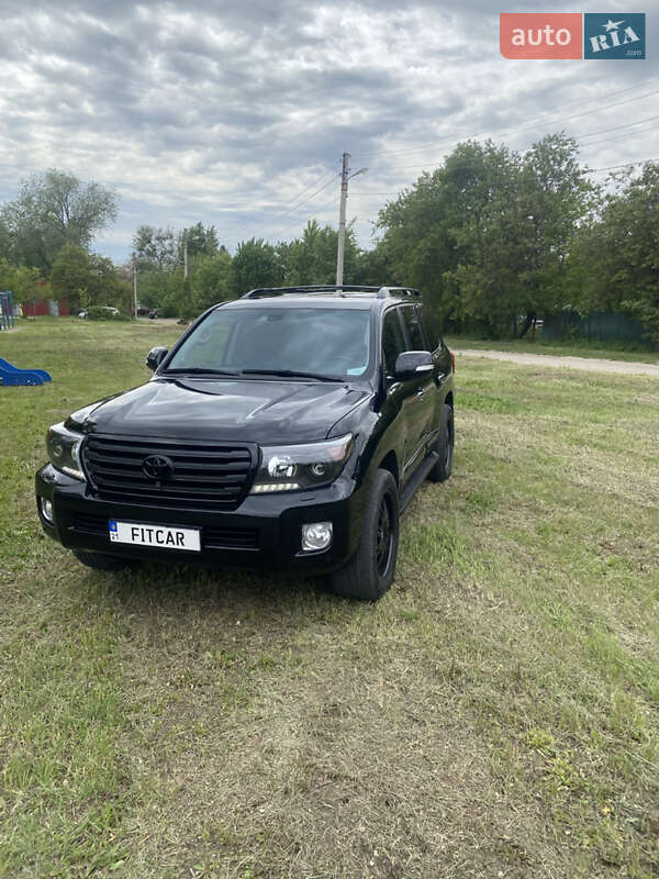 2012 toyota land cruiser 200