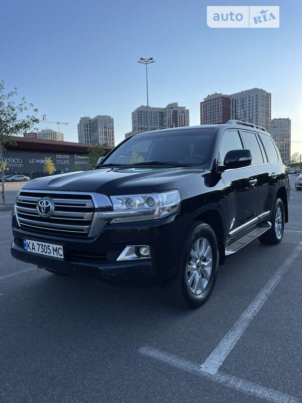 2017 toyota land cruiser 200