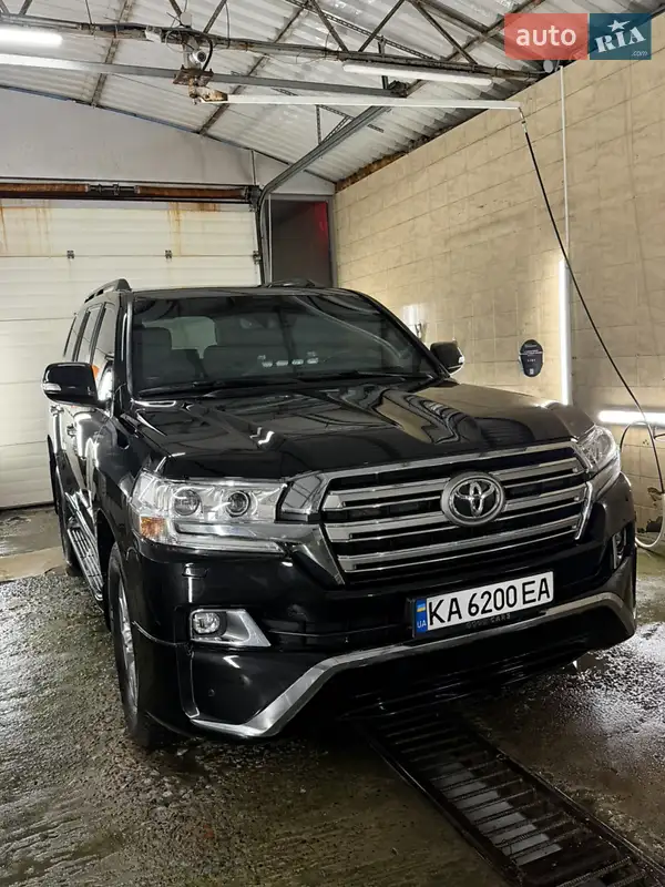 2019 toyota land cruiser 200