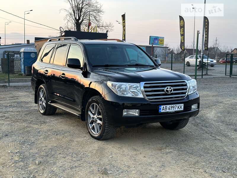 2010 toyota land cruiser 200