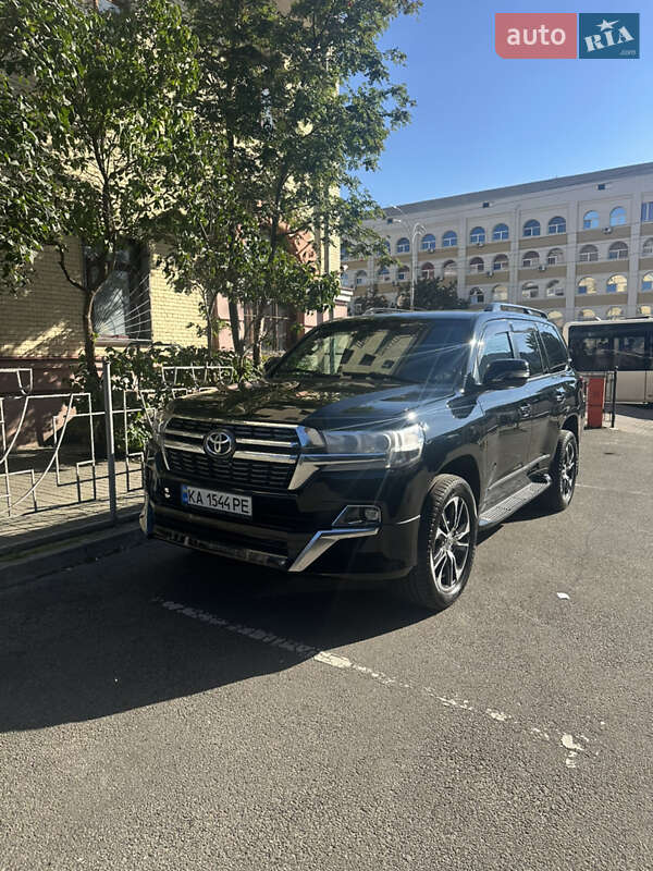 2011 toyota land cruiser 200