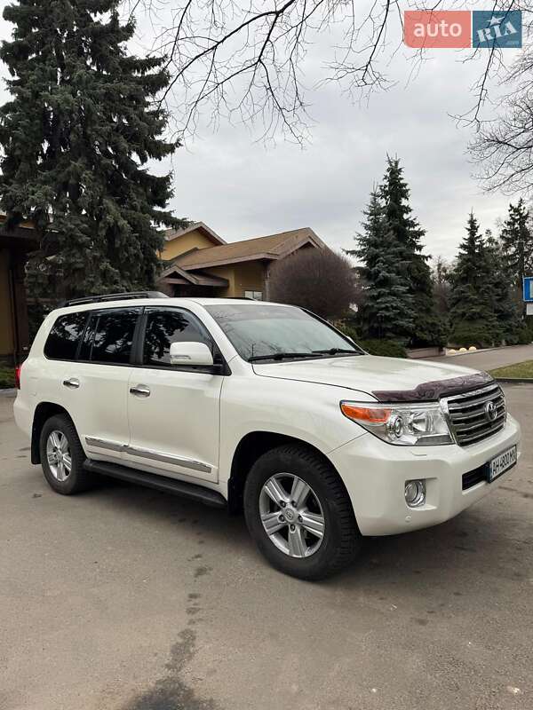 2013 toyota land cruiser 200