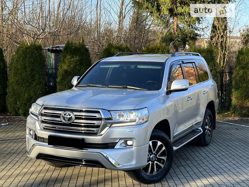 2018 toyota land cruiser 200