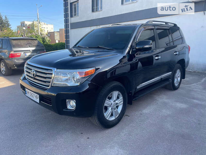 2012 toyota land cruiser 200