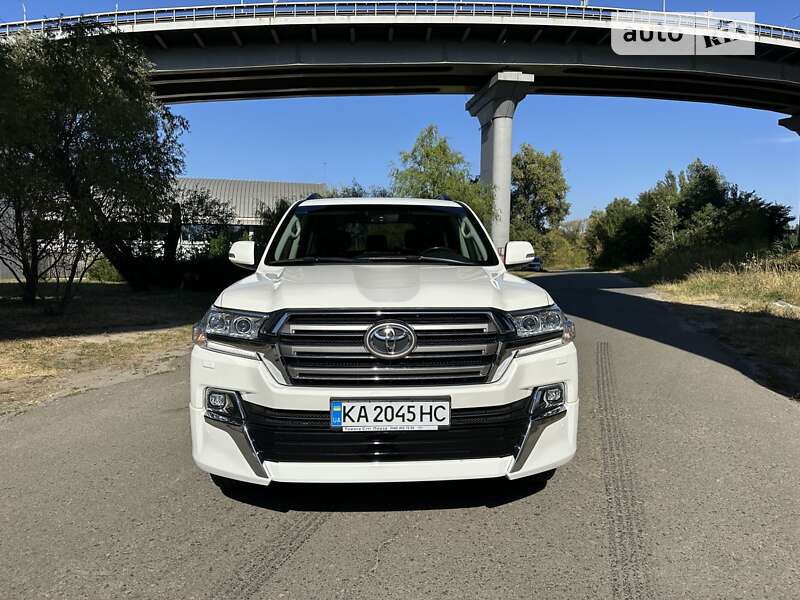 2020 toyota land cruiser 200