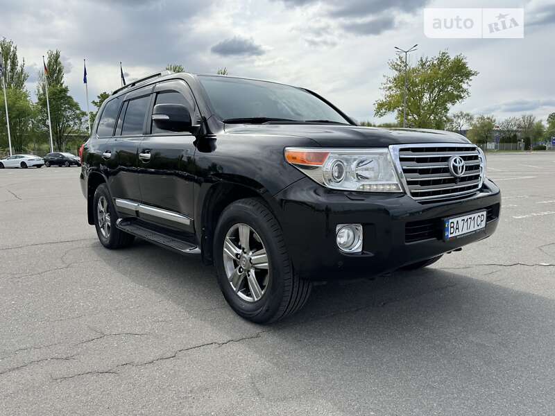 2012 toyota land cruiser 200