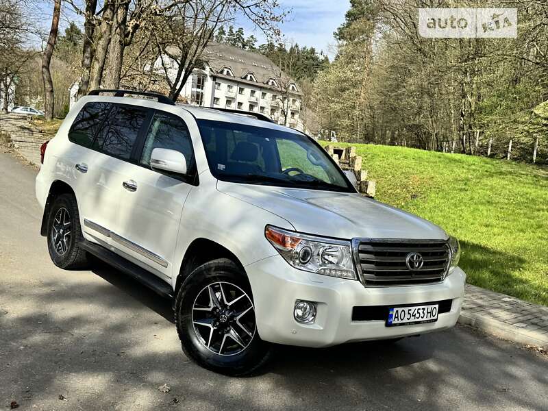 2012 toyota land cruiser 200