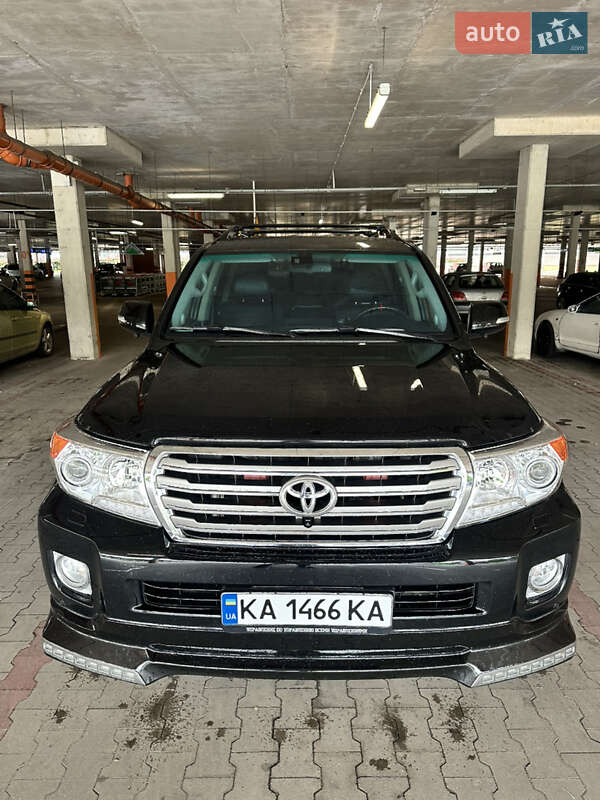 2012 toyota land cruiser 200