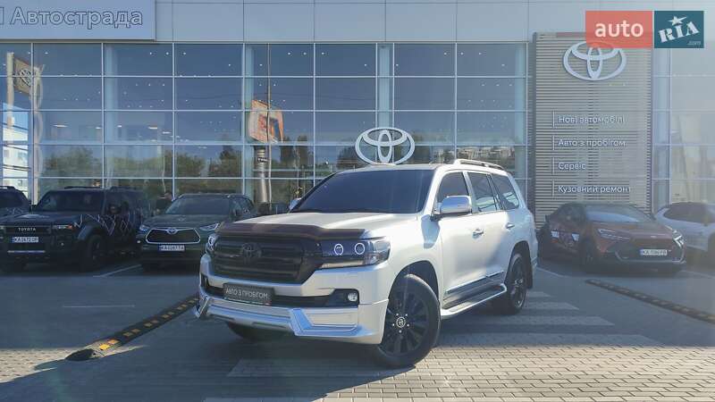 2017 toyota land cruiser 200