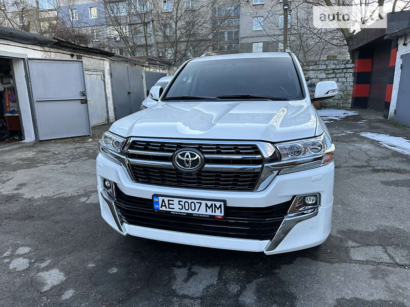 2019 toyota land cruiser 200
