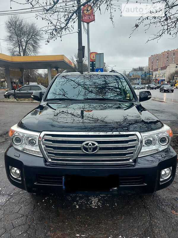 2013 toyota land cruiser 200