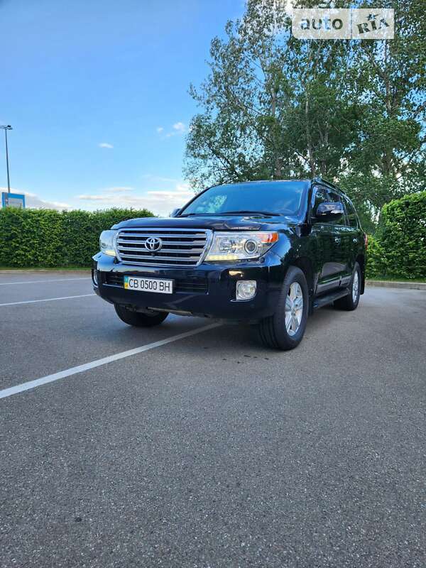 2012 toyota land cruiser 200