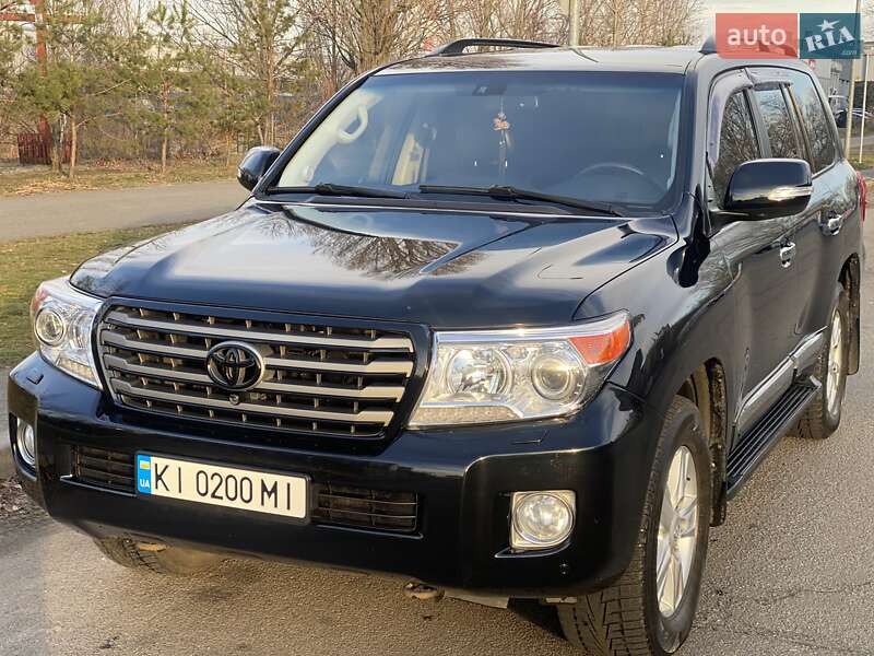 2012 toyota land cruiser 200