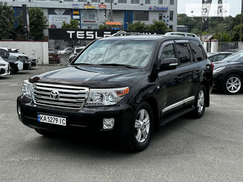 2011 toyota land cruiser 200