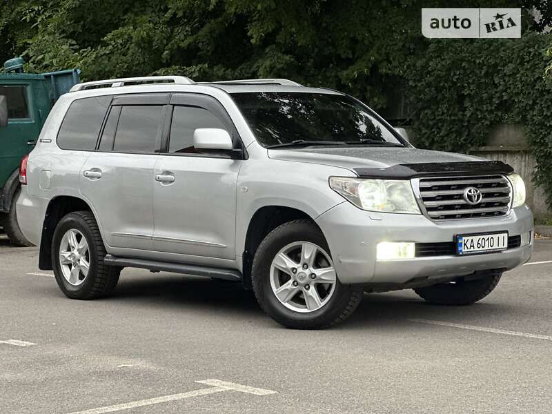 2011 toyota land cruiser 200