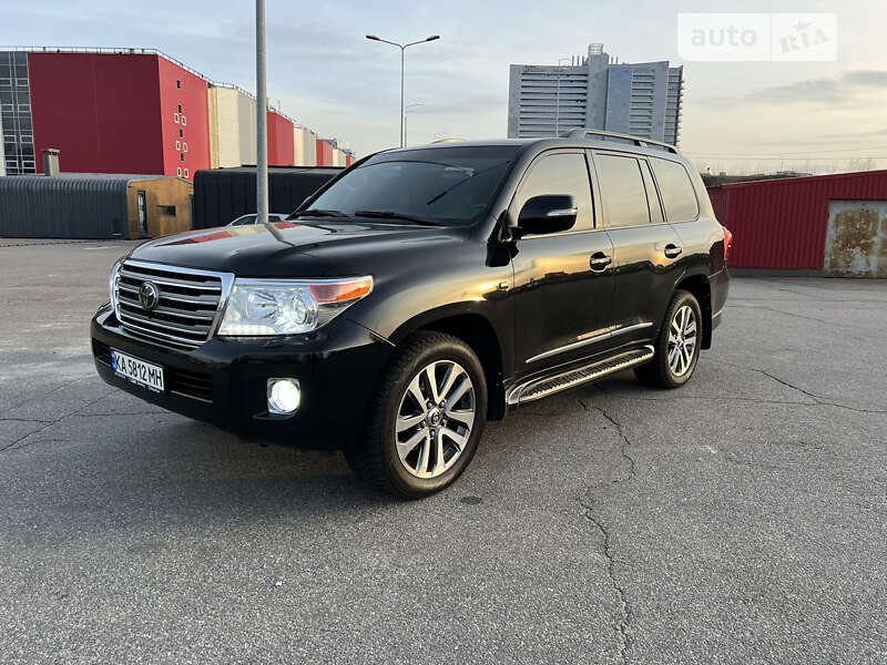 2011 toyota land cruiser 200