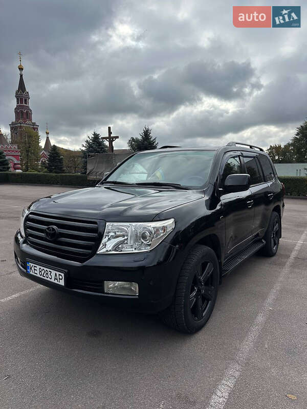 2011 toyota land cruiser 200