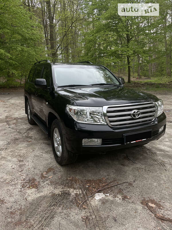 2010 toyota land cruiser 200
