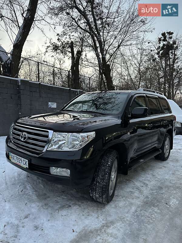 2011 toyota land cruiser 200