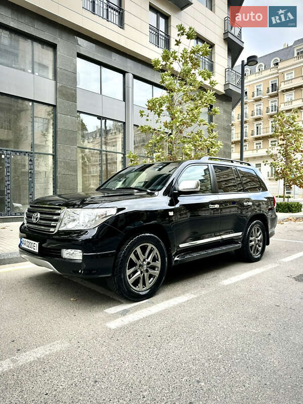 2011 toyota land cruiser 200