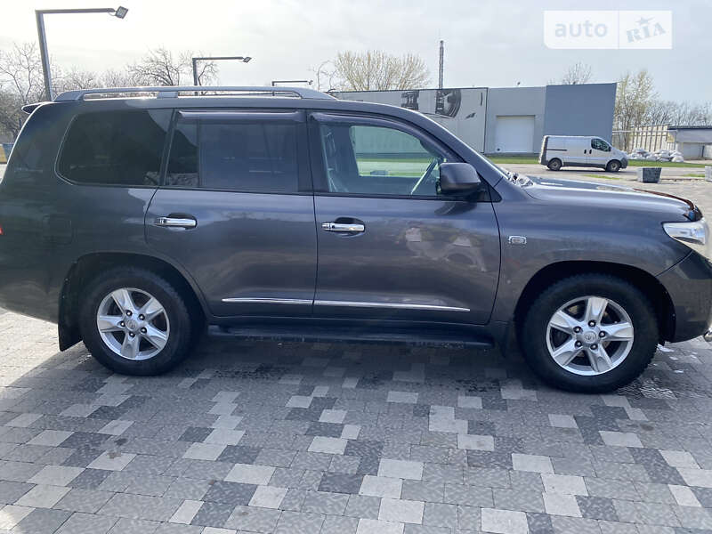 2011 toyota land-cruiser-200