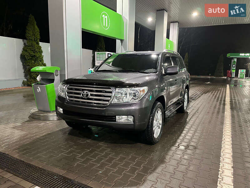 2011 toyota land cruiser 200