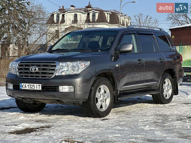 2011 toyota land cruiser 200