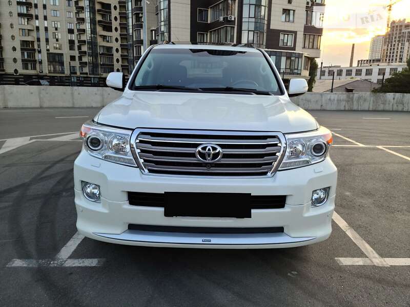2012 toyota land-cruiser-200