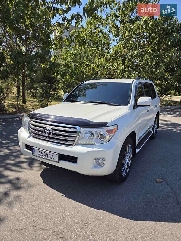 2012 toyota land cruiser 200