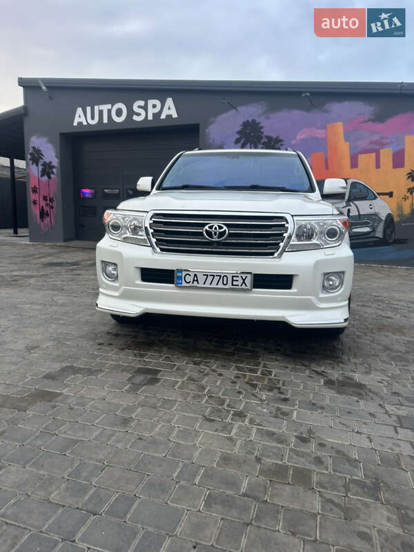 2013 toyota land cruiser 200