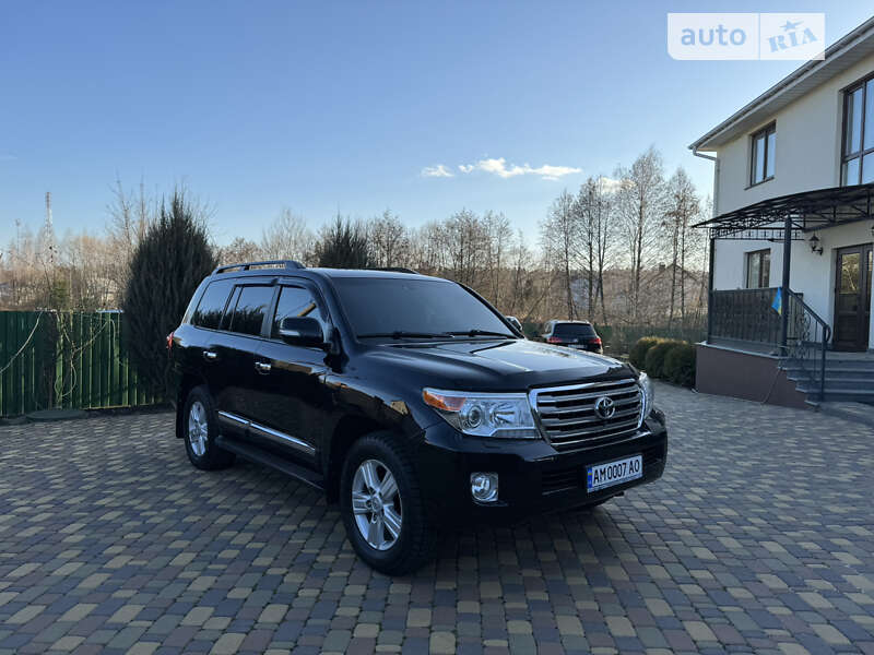 2013 toyota land cruiser 200