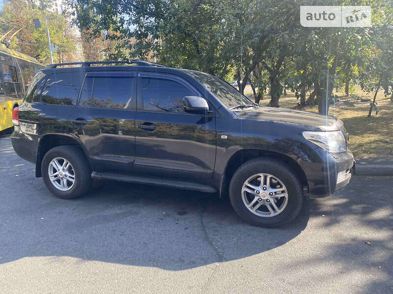 2010 toyota land cruiser 200