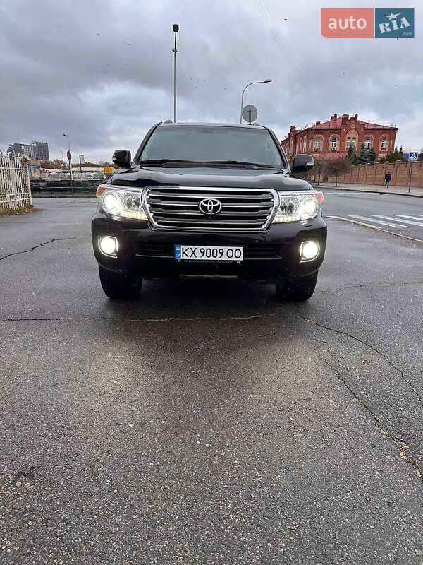 2012 toyota land cruiser 200