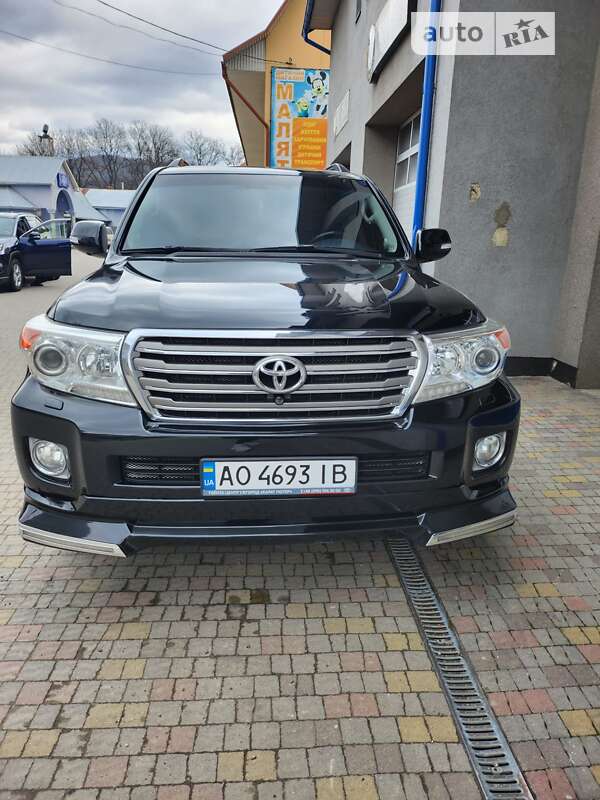 2012 toyota land cruiser 200