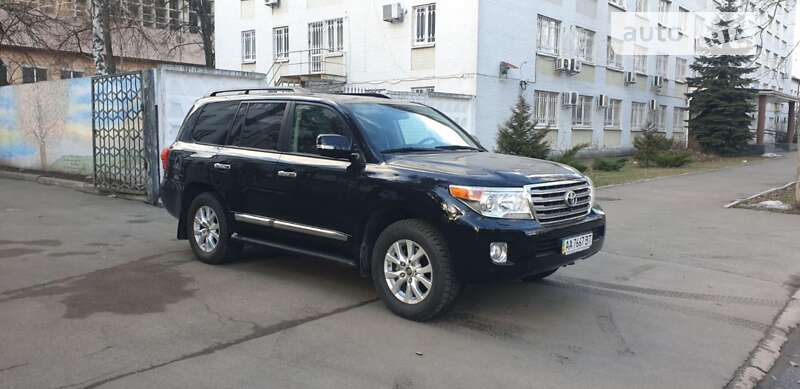 2012 toyota land cruiser 200