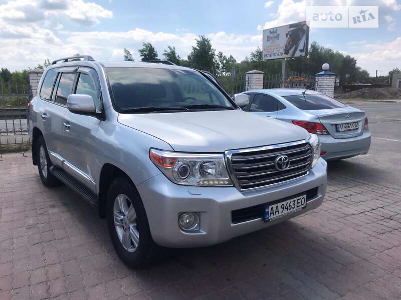 2013 toyota land cruiser 200