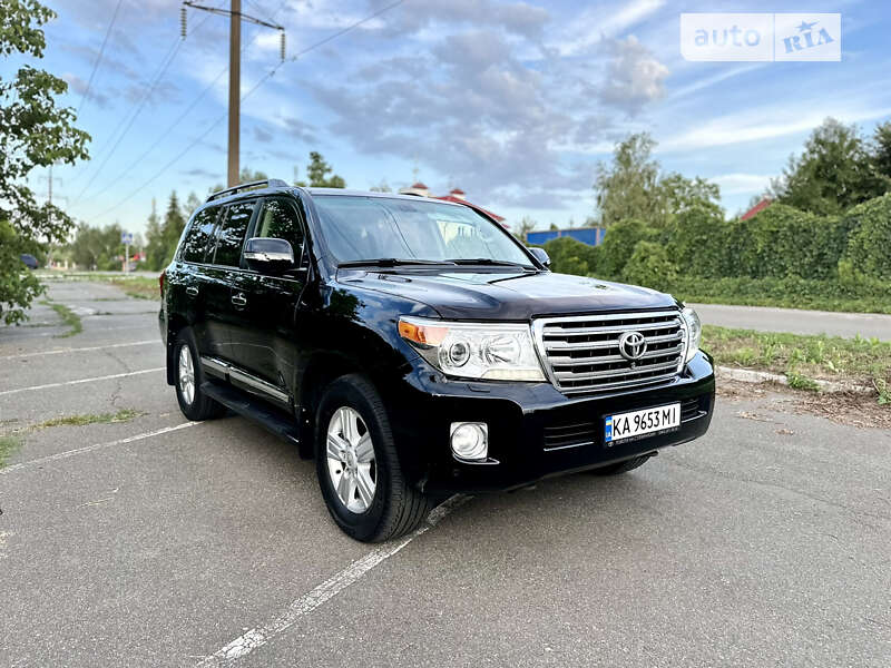 2013 toyota land cruiser 200