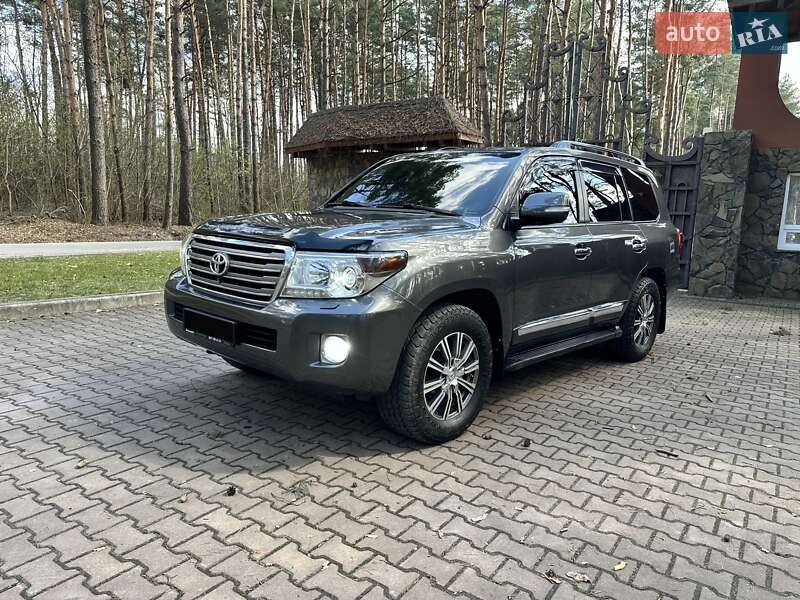 2013 toyota land cruiser 200