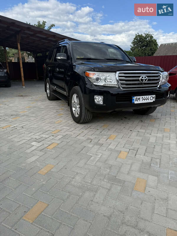 2014 toyota land cruiser 200