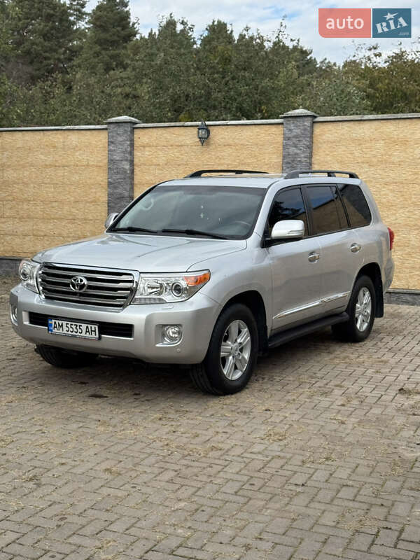 2014 toyota land cruiser 200