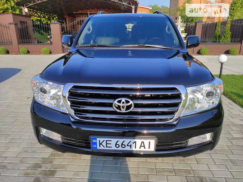 2010 toyota land cruiser 200