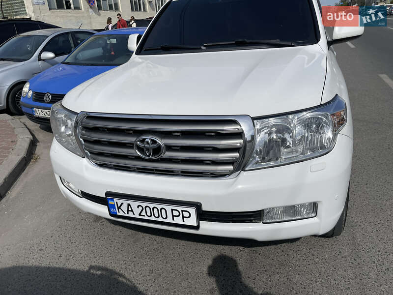 2011 toyota land cruiser 200