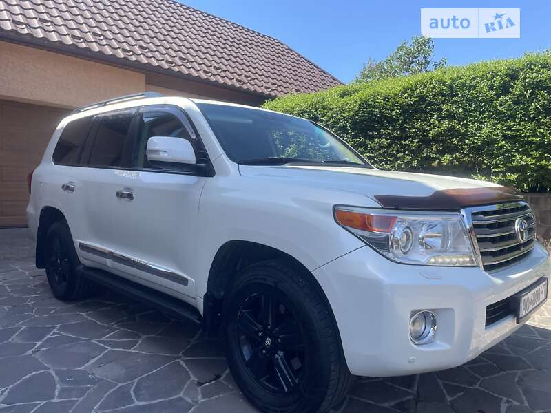 2012 toyota land cruiser