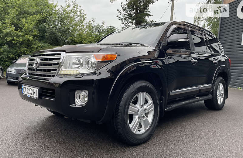2012 toyota land cruiser 200