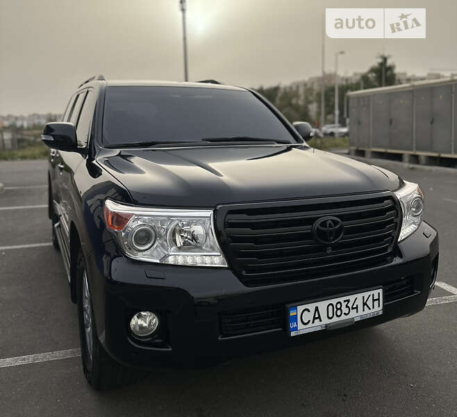 2013 toyota land cruiser 200
