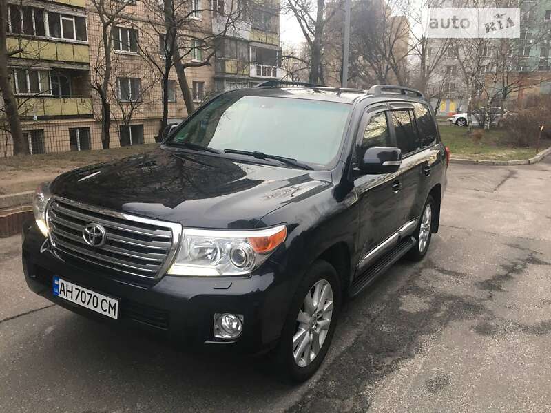 2013 toyota land cruiser 200