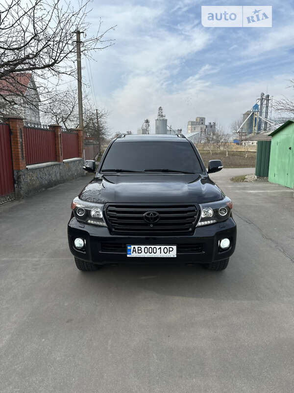2013 toyota land cruiser 200