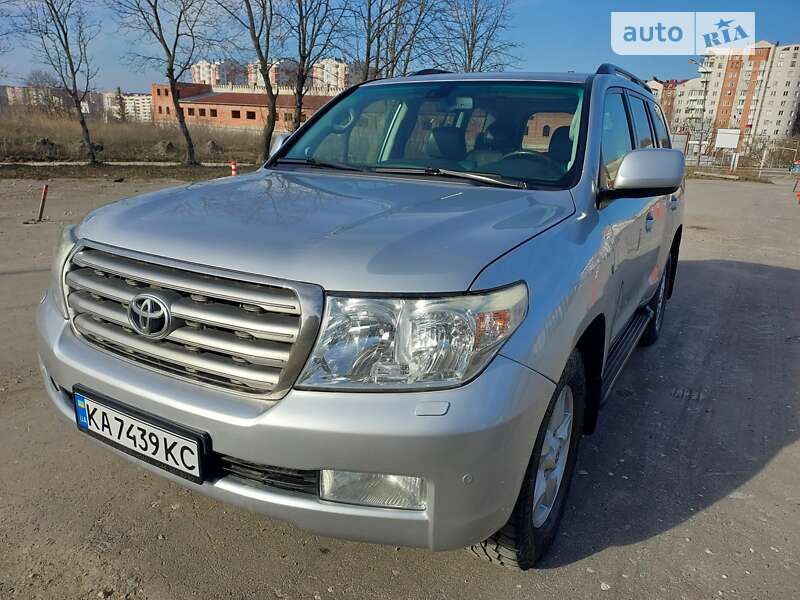 2011 toyota land cruiser 200